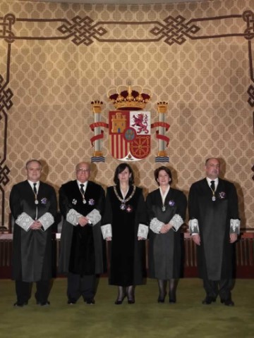 Magistrados que toman posesión acompañados de la Presidenta del Tribunal Constitucional, doña María Emilia Casas Baamonde
