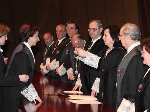 La Presidenta del Tribunal Constitucional, doña María Emilia Casas Baamonde, impone el collar de Magistrada del Tribunal Constitucional a doña Adela Asua Batarrita