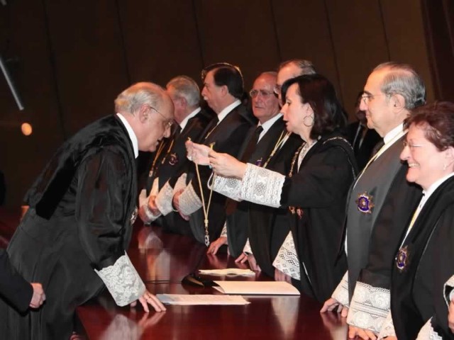 La Presidenta del Tribunal Constitucional, doña María Emilia Casas Baamonde, impone el collar de Magistrado del Tribunal Constitucional a don Francisco José Hernando Santiago