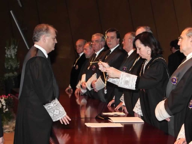 La Presidenta del Tribunal Constitucional, doña María Emilia Casas Baamonde, impone el collar de Magistrado del Tribunal Constitucional a don Luis Ignacio Ortega Álvarez