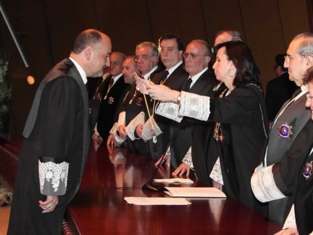 La Presidenta del Tribunal Constitucional, doña María Emilia Casas Baamonde, impone el collar de Magistrado del Tribunal Constitucional a don Francisco Pérez de los Cobos Orihuel