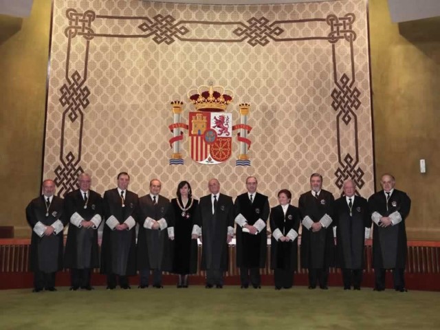 Magistrados que toman posesión acompañados de la Presidenta del Tribunal Constitucional, doña María Emilia Casas Baamonde