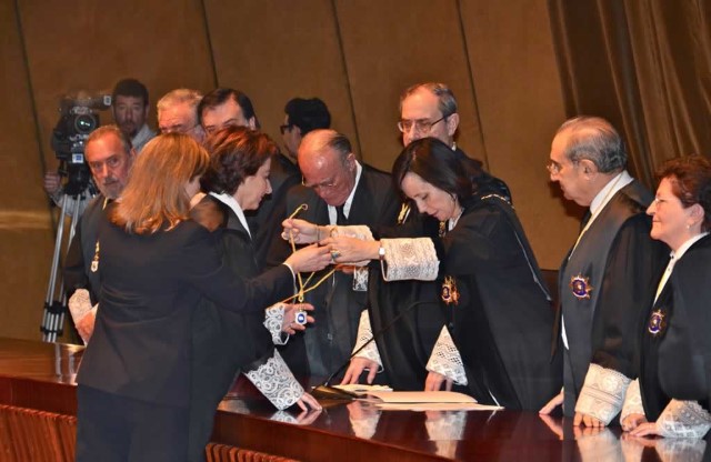 La Presidenta del Tribunal Constitucional, doña María Emilia Casas Baamonde, impone el collar de Magistrada del Tribunal Constitucional a doña Adela Asua Batarrita