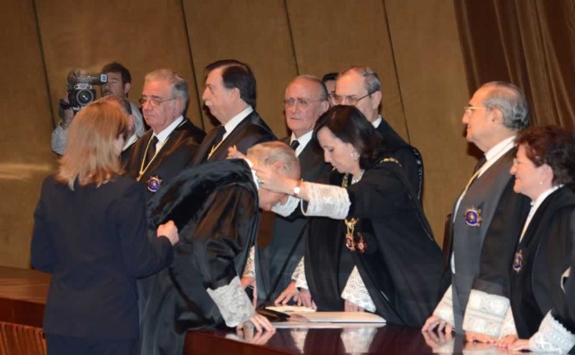 La Presidenta del Tribunal Constitucional, doña María Emilia Casas Baamonde, impone el collar de Magistrado del Tribunal Constitucional a don Francisco José Hernando Santiago
