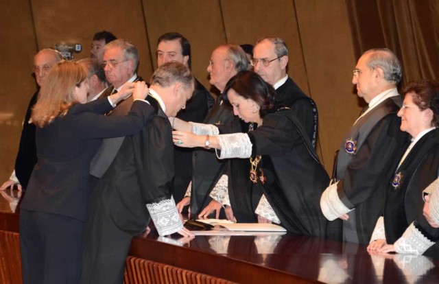 La Presidenta del Tribunal Constitucional, doña María Emilia Casas Baamonde, impone el collar de Magistrado del Tribunal Constitucional a don Luis Ignacio Ortega Álvarez