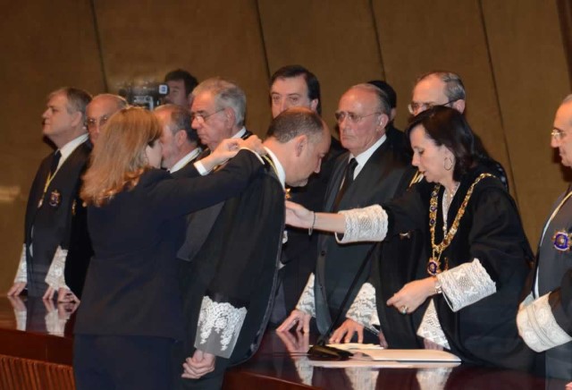 La Presidenta del Tribunal Constitucional, doña María Emilia Casas Baamonde, impone el collar de Magistrado del Tribunal Constitucional a don Francisco Pérez de los Cobos Orihuel