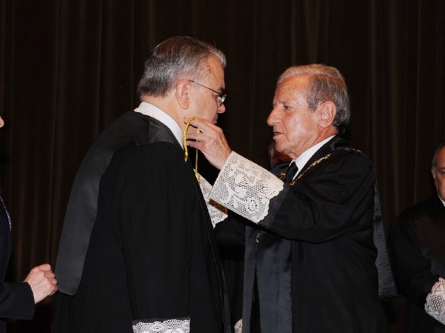 El Presidente del Tribunal Constitucional, D. Pascual Sala Sánchez impone el collar de Magistrado del Tribunal Constitucional a D. Juan José González Rivas