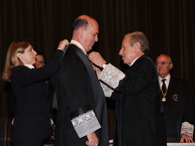 El Presidente del Tribunal Constitucional, D. Pascual Sala Sánchez impone el collar de Magistrado del Tribunal Constitucional a D. Andrés Ollero Tassara
