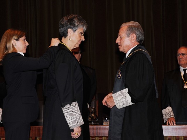 El Presidente del Tribunal Constitucional, D. Pascual Sala Sánchez impone el collar de Magistrado del Tribunal Constitucional a Dña. Encarnación Roca Trias