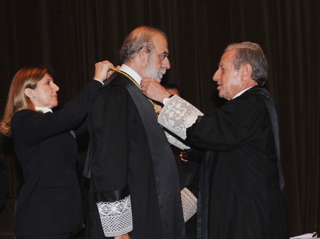 El Presidente del Tribunal Constitucional, D. Pascual Sala Sánchez impone el collar de Magistrado del Tribunal Constitucional a D. Fernando Valdés Dal-Ré