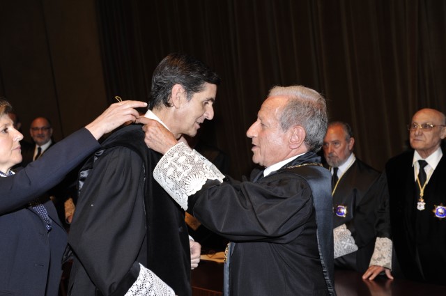 El Presidente del Tribunal Constitucional, D. Pascual Sala Sánchez impone el collar de Magistrado del Tribunal Constitucional a D. Pedro González Trevijano