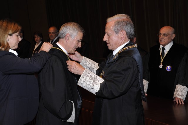 El Presidente del Tribunal Constitucional, D. Pascual Sala Sánchez impone el collar de Magistrado del Tribunal Constitucional a D. Santiago Martínez-Vares García