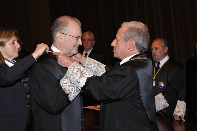 El Presidente del Tribunal Constitucional, D. Pascual Sala Sánchez impone el collar de Magistrado del Tribunal Constitucional a D. Juan Antonio Xiol Ríos