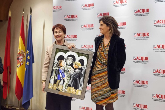 La Vicepresidenta del TC recibe el premio de los periodistas jurídicos en representación de las mujeres en la Justicia
