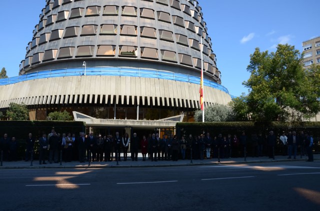 El Tribunal Constitucional guarda un minuto de silencio en memoria por las víctimas de los atentados de Bruselas