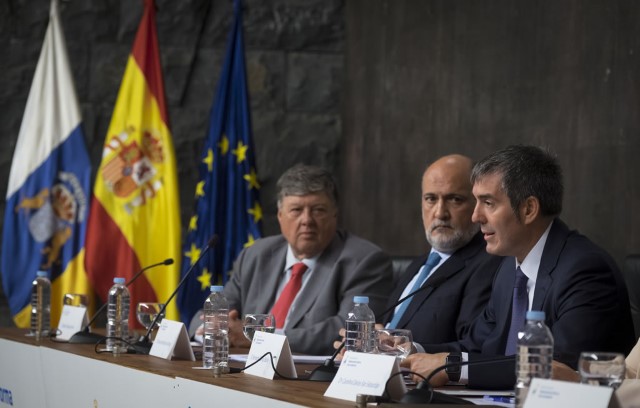 El Presidente del TC participa en la Conferencia "Canarias ante la reforma de la Constitución", celebrada en Tenerife  .