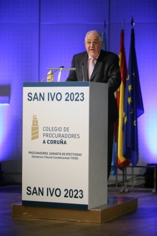 El Colegio de Procuradores de A Coruña reconoce la trayectoria profesional del Presidente del TC