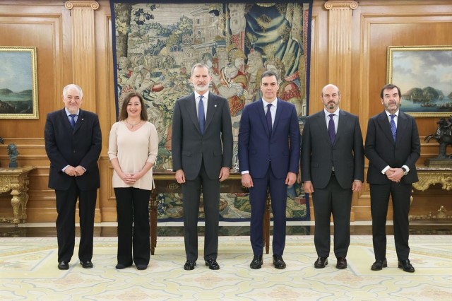 El Presidente del TC asiste a la sanción de la reforma del artículo 49 de la Constitución por parte de SM el Rey