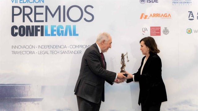 El Presidente del TC entrega el Premio Confilegal a la Trayectoria a María Emilia Casas