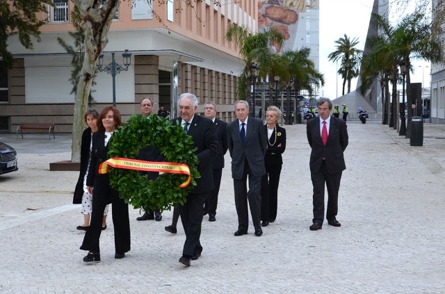 Ofrenda floral del Tribunal Constitucional en el monumento a las Cortes de Cádiz de 1812