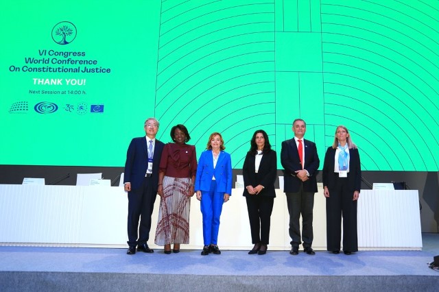 La Vicepresidenta del TC modera la sesión final del Congreso Mundial con los informes de los relatores