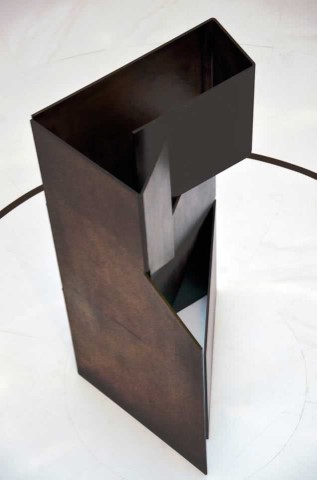 Arquitectura 1-A, 1984. [Escultura, abstracto. Metal] - Pablo Palazuelo de la Peña (1915-2007)
