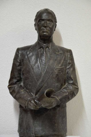 Juan Carlos I, 1998 [Escultura, figura. Metal] - Julio López Hernández (1930-)