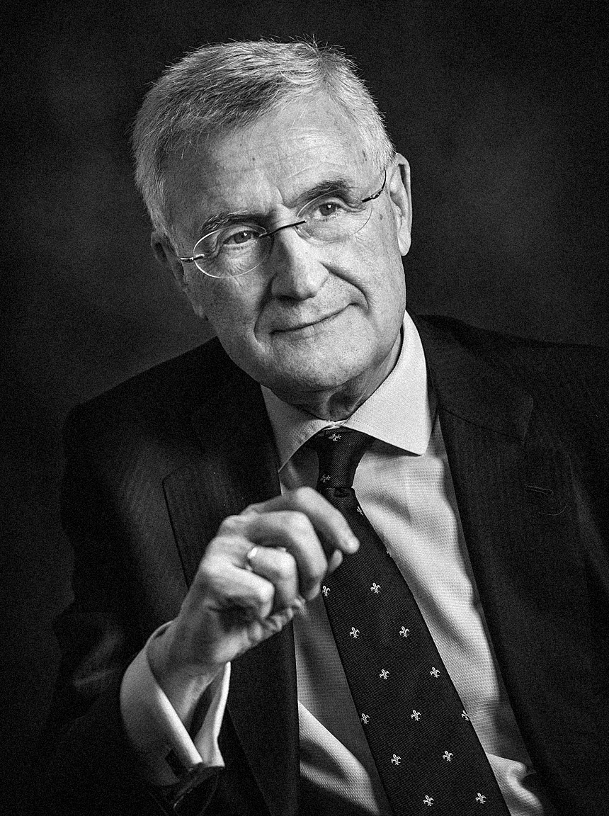Retrato fotográfico del magistrado Santiago Martínez-Vares