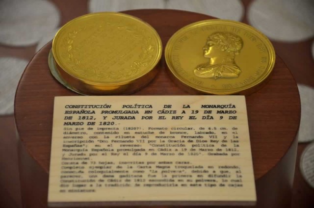 Constitución Política de la Monarquía Española promulgada en Cádiz a 19 de marzo de 1812, y jurada por El Rey el día 9 de marzo de 1820 [Metal]